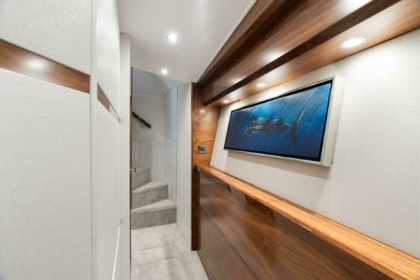 Viking 74 Convertible - Hallway