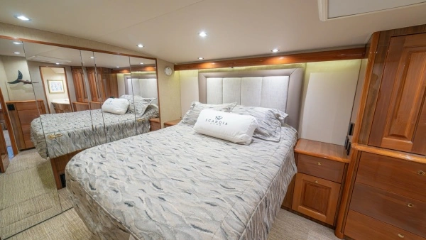 Photo of the 2005 Viking 61 Convertible "Honey Girl"