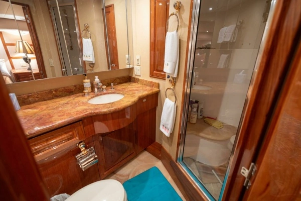 2005 Hatteras 68