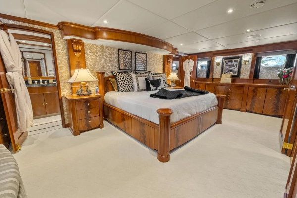 1999 Trinity Yachts 118