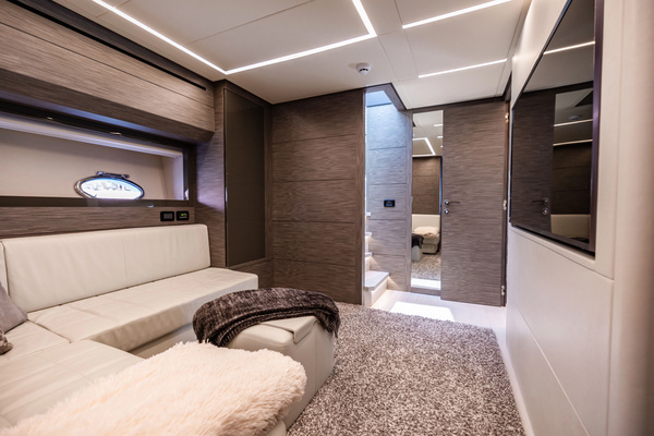 2017 Pershing 82