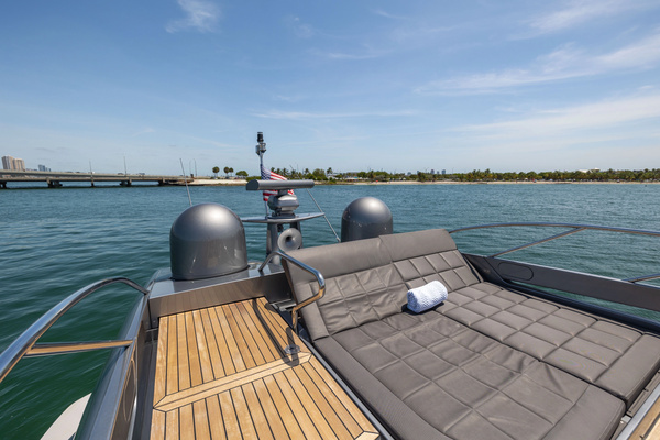 2017 Pershing 82
