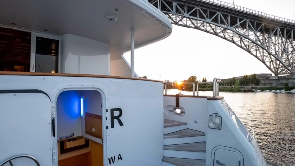Dozer 98ft Queenship Yacht For Sale