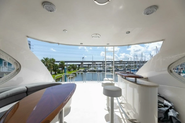 2007 Lazzara Yachts 74