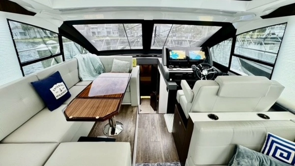 2023 Cruisers Yachts 50
