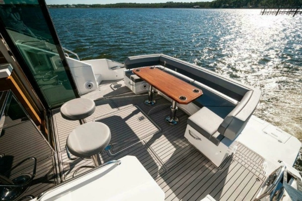 2020 Cruisers Yachts 60