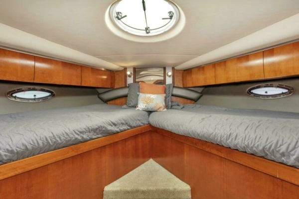 2005 Cruisers Yachts 50