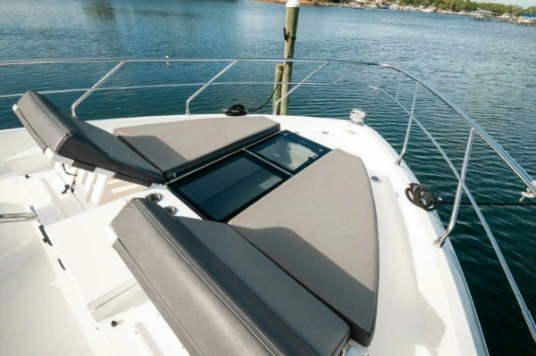2019 Cruisers Yachts 60