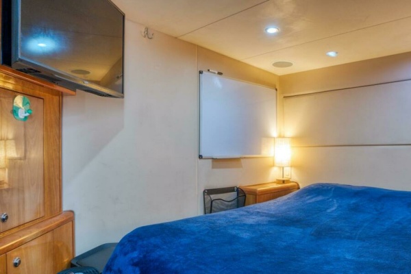 MAJESTIK 80ft Hatteras Yacht For Sale