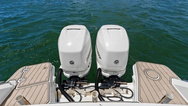 Boston Whaler 320 Vantage Yacht For Sale
