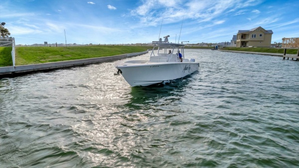 2023 Jupiter 43 Center Console 