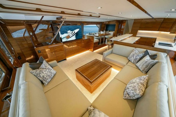 Viking 82 Skybridge - Salon
