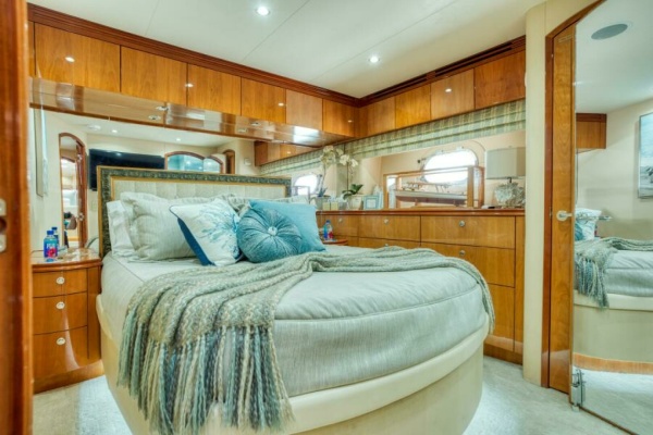 MAJESTIK 80ft Hatteras Yacht For Sale