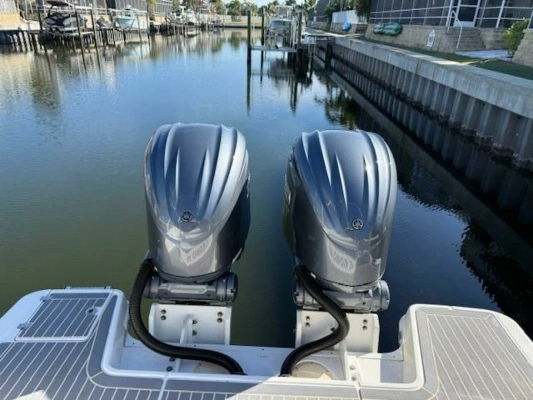 2021 Robalo 31