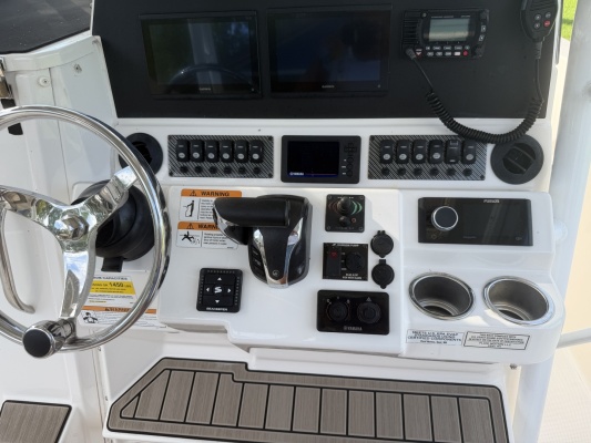 Cutwater 24 - Helm