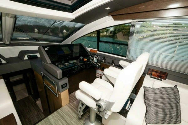 2019 Cruisers Yachts 60