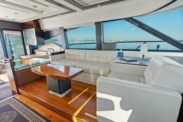 2016 Tiara Yachts 50 Flybridge - Salon