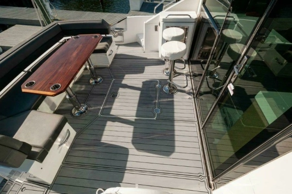 2019 Cruisers Yachts 60