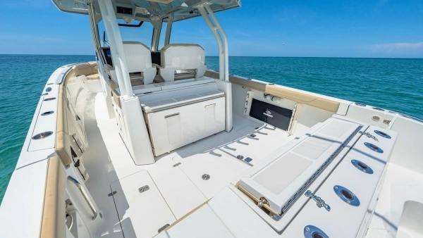 2019 Pursuit 32