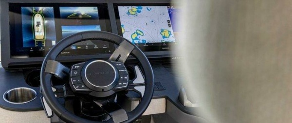 Nimbus 495 Flybridge Helm