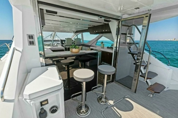 2023 Cruisers Yachts 60