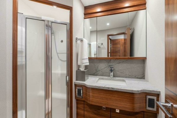 Viking 74 Convertible - Ensuite head