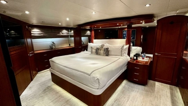 2003 Hatteras 100