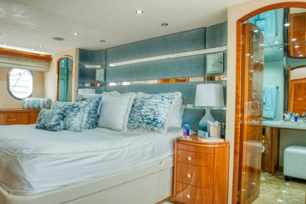 MAJESTIK 80ft Hatteras Yacht For Sale