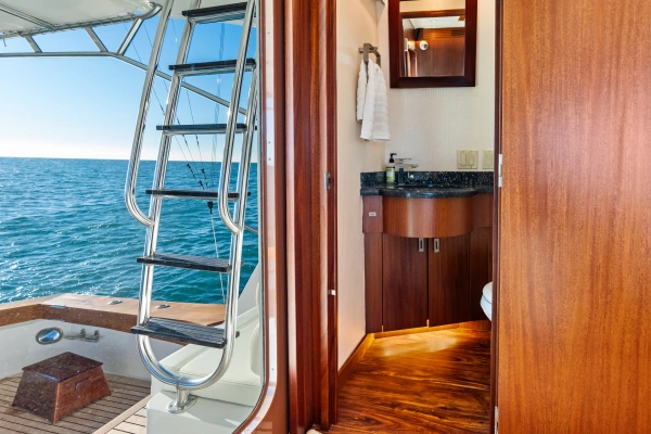2011 Hatteras 77