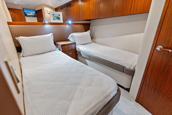 2011 Hatteras 77