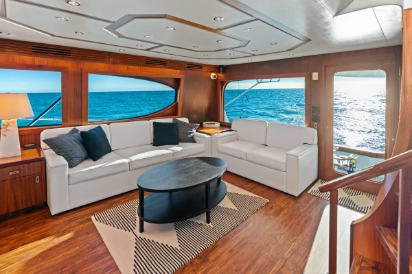 2011 Hatteras 77