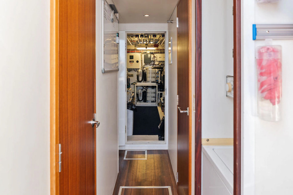 2013 Hatteras 80