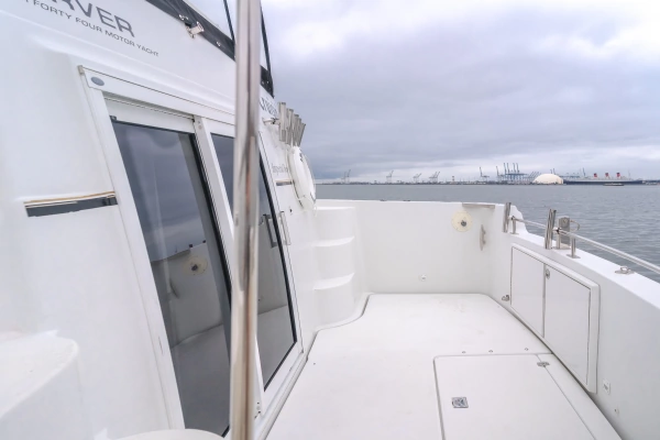 2001 Carver 44