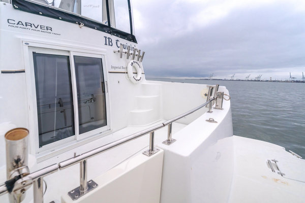 2001 Carver 44