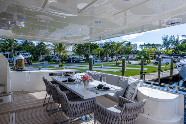 2006 Ferretti Yachts 83