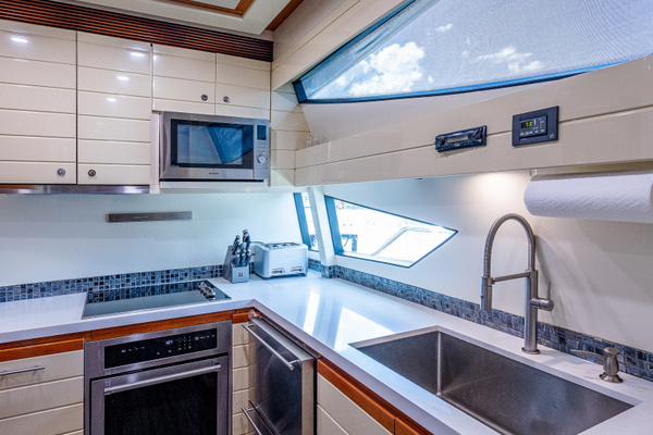 2006 Ferretti Yachts 83