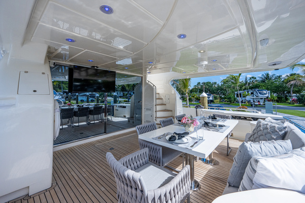 2006 Ferretti Yachts 83
