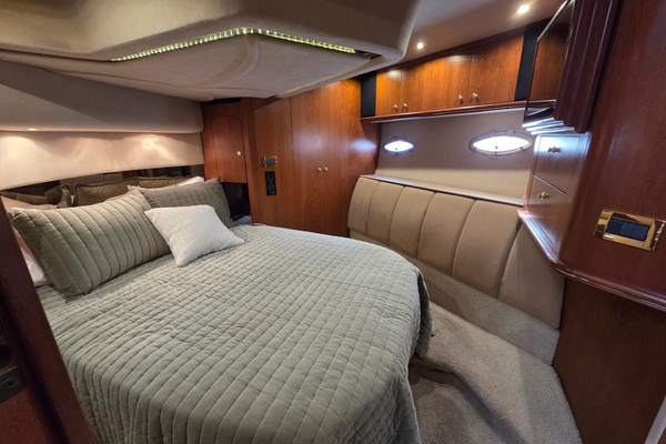 2000 Cruisers Yachts 50