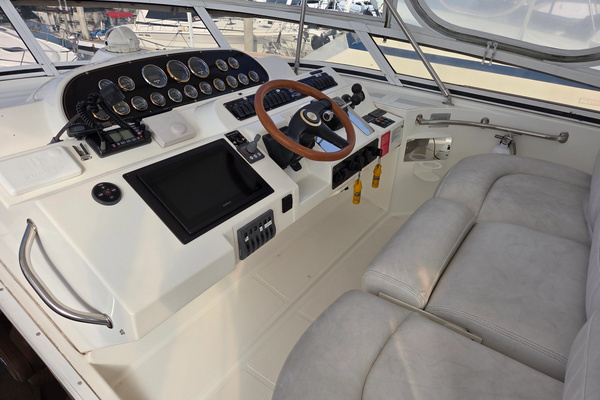 2000 Cruisers Yachts 50