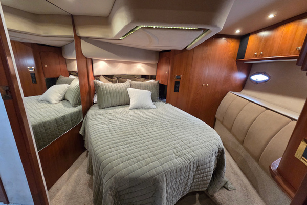2000 Cruisers Yachts 50