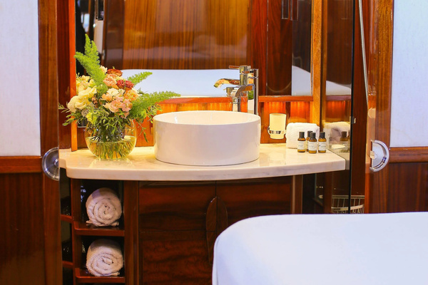 Chris-Craft 57 Constellation Yacht For Sale
