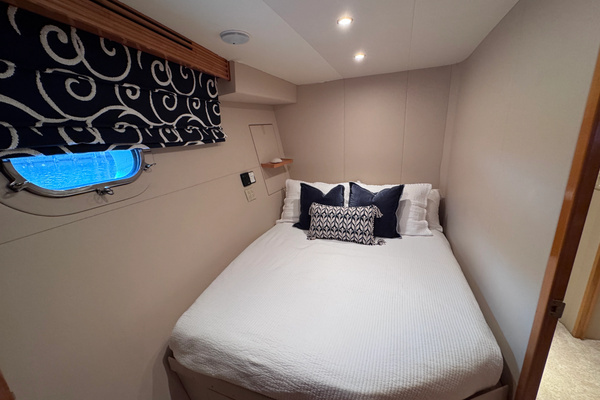 2006 Hatteras 80