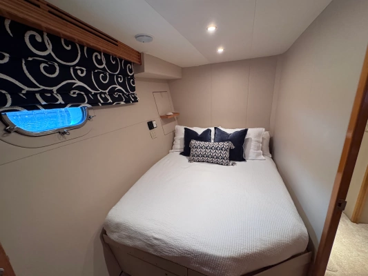 2006 Hatteras 80