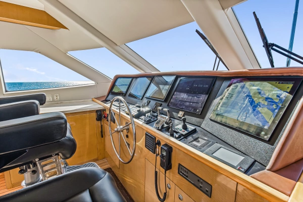 2006 Hatteras 80