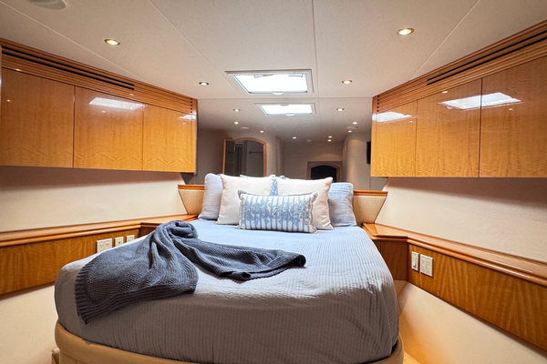2006 Hatteras 80