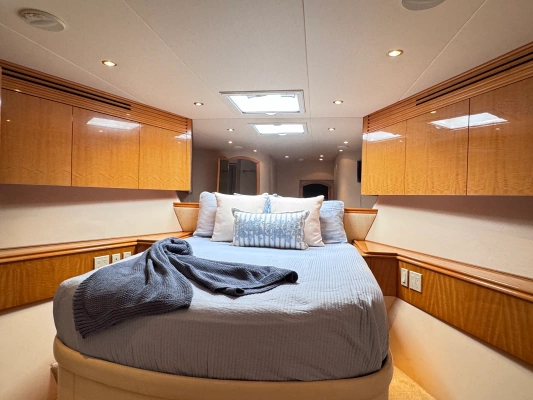 2006 Hatteras 80