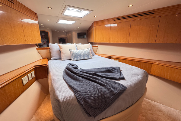 2006 Hatteras 80