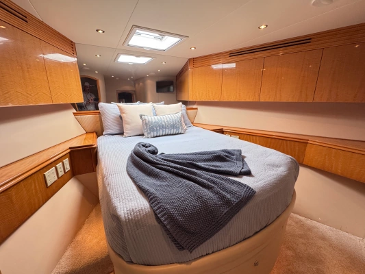 2006 Hatteras 80