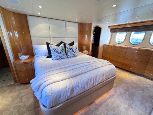 2006 Hatteras 80
