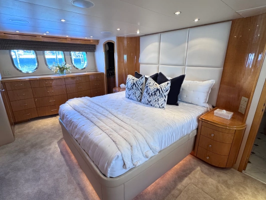 2006 Hatteras 80